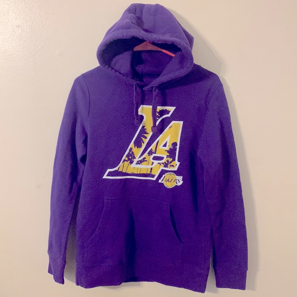 L.A. Lakers size Medium Sweatshirt/Hoodie!